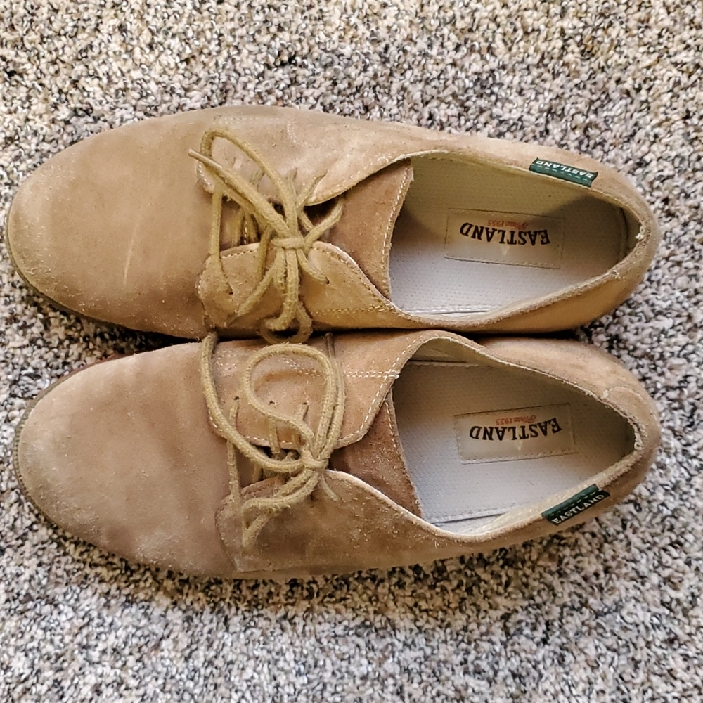 Women's Eastland Buck Oxfords sz 8 1/2 W in tan suede/leather.